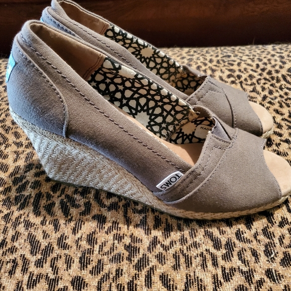 New TOMS Gray Olive Canvas Peep Toe - Picture 3 of 5